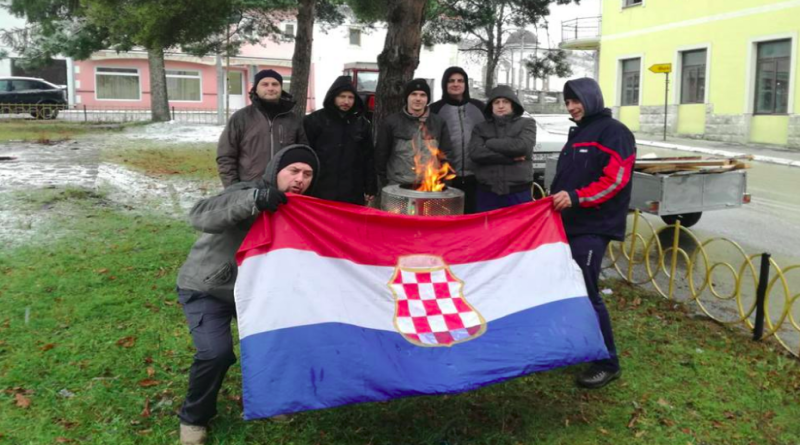 FOTO: U Glamoču zavladao božićni ugođaj