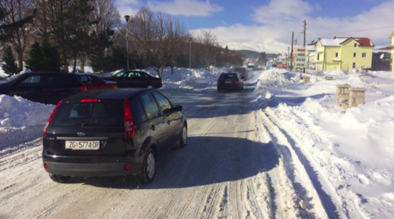 TOMISLAVGRAD: Snijeg blokirao promet, hitna pomoć s dvoje djece probila se prema Posušju