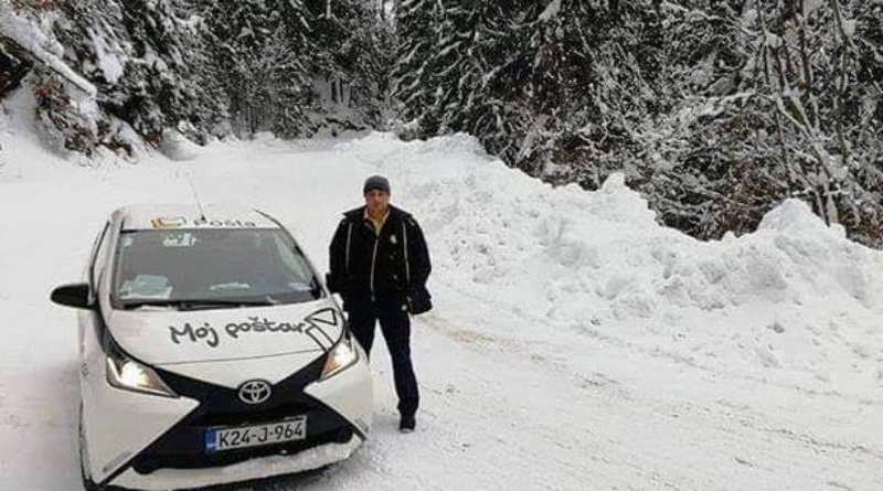 Poštari se probijaju kroz snijeg da uruče pošiljke, pomažu građanima