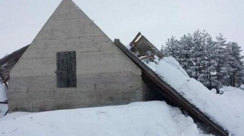 Blokirano desetak sela oko Kupresa, pod težinom snijega urušila se staja