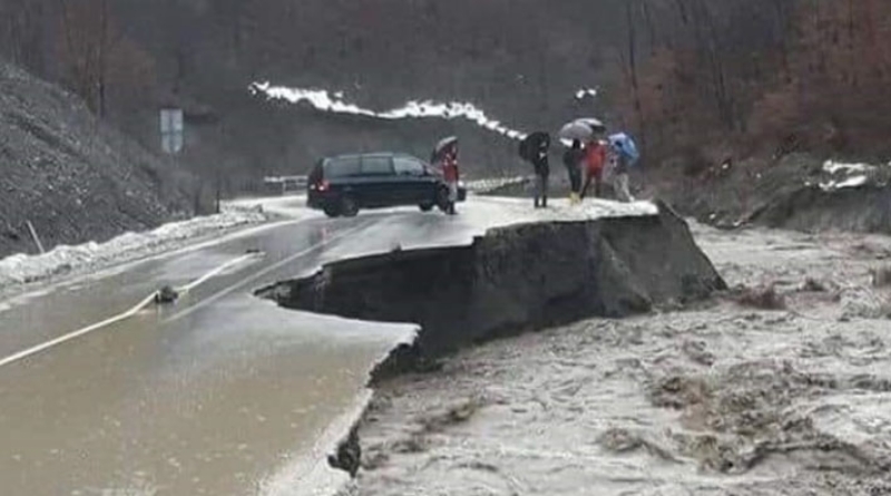 Rijeka odnijela dio ceste u Zenici