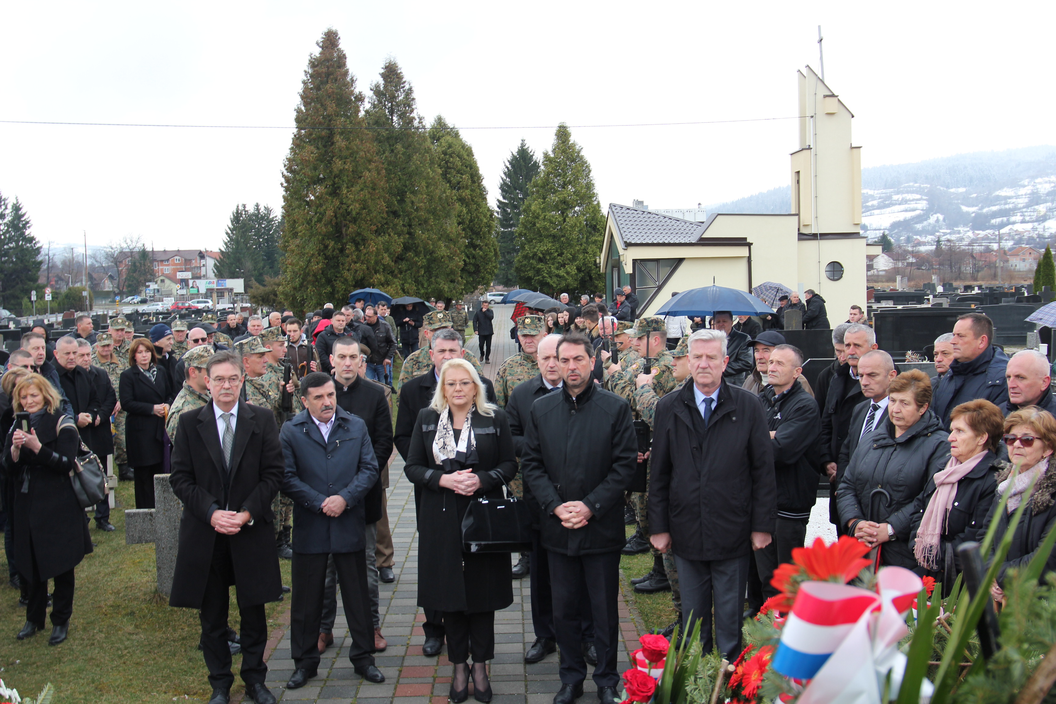 Bugojno: Brojno izaslanstvo dužnosnika HDZ BiH na obilježavanju 25. godišnjice razmjene 294 hrvatska logoraša iz logora Armije BiH „Stadion“