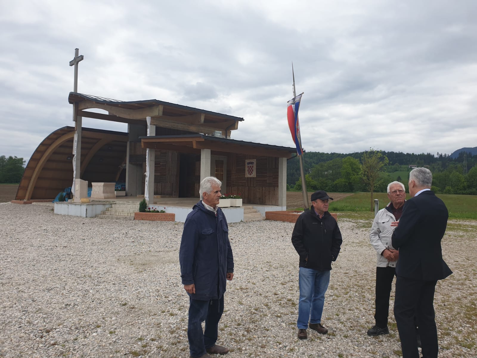 Predsjednik HDZ-a BiH i Hrvatskog narodnog sabora dr. Dragan Čović položio cvijeće i upalio svijeću pred spomenikom žrtvama na Bleiburškom polju