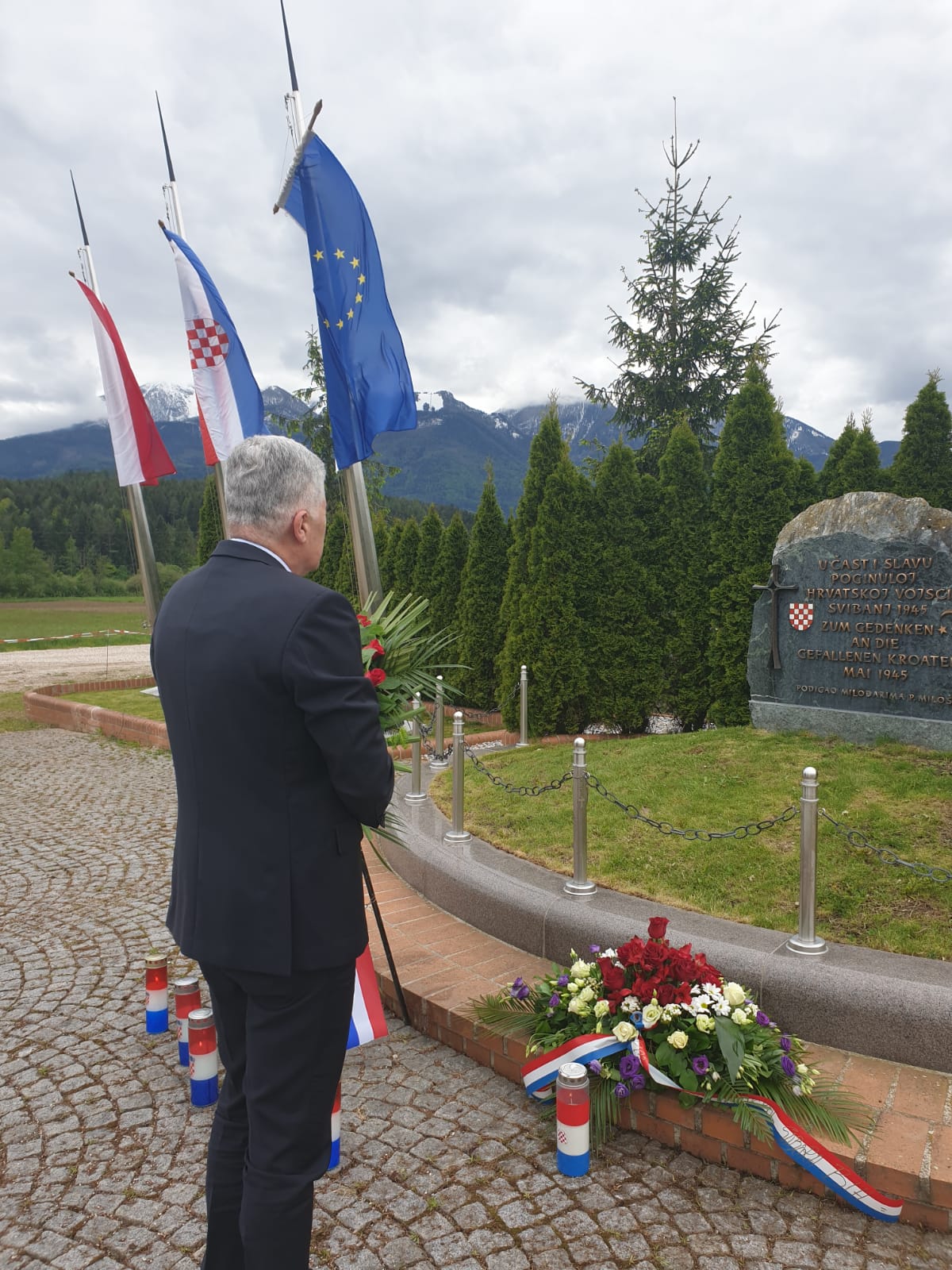 Predsjednik HDZ-a BiH i Hrvatskog narodnog sabora dr. Dragan Čović položio cvijeće i upalio svijeću pred spomenikom žrtvama na Bleiburškom polju