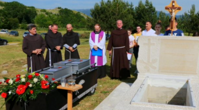 Tomislavgrad: Posmrtni ostaci fratara iz 18. stoljeća položeni u novu grobnicu