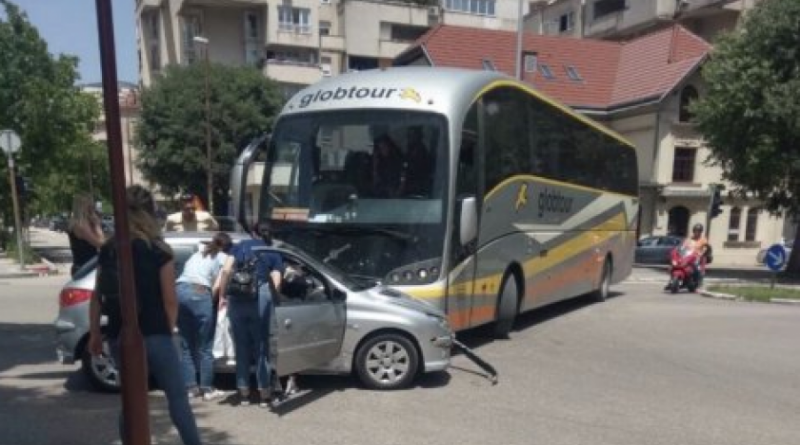 ​Jedna osoba ozlijeđena u sudaru automobila i autobusa u Mostaru