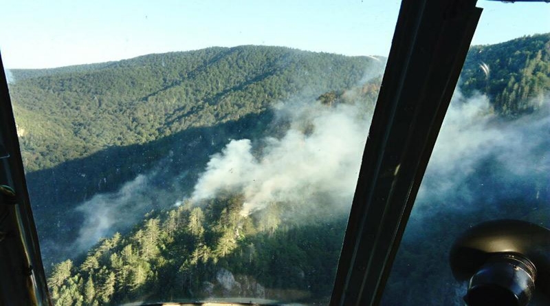 ŠUMSKI POŽAR U HBŽ Helikopter gasi požar kod Drvara