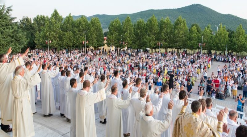 Međugorje: 350 svećenika ispružilo ruke i molilo nad narodom