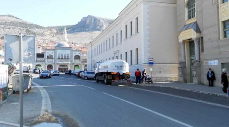 Izboden muškarac na trgu Musala u Mostaru, napadač bacio nož pored kante za smeće