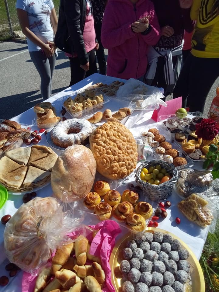 FOTO: Osnovna škola “Glamoč” darovala hranu pučkoj kuhinji u Glamoču