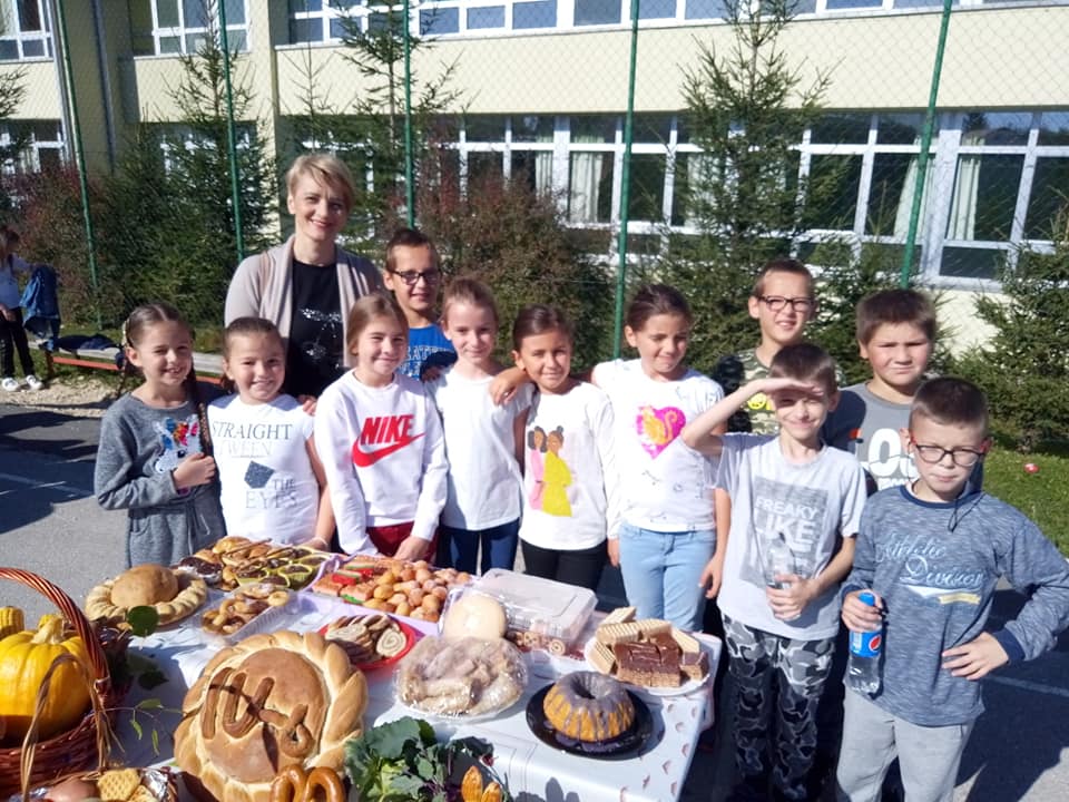 FOTO: Osnovna škola “Glamoč” darovala hranu pučkoj kuhinji u Glamoču