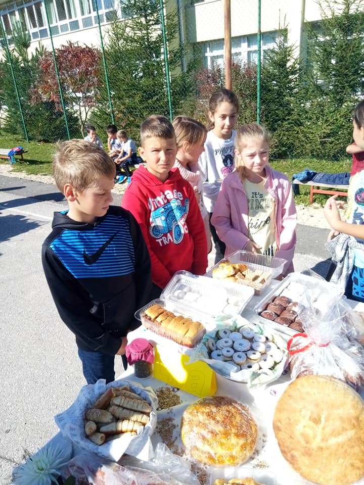 FOTO: Osnovna škola “Glamoč” darovala hranu pučkoj kuhinji u Glamoču