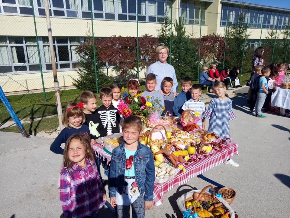 FOTO: Osnovna škola “Glamoč” darovala hranu pučkoj kuhinji u Glamoču