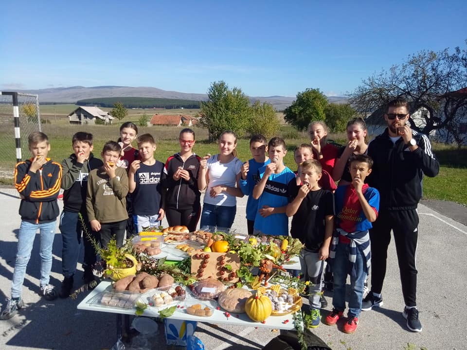 FOTO: Osnovna škola “Glamoč” darovala hranu pučkoj kuhinji u Glamoču