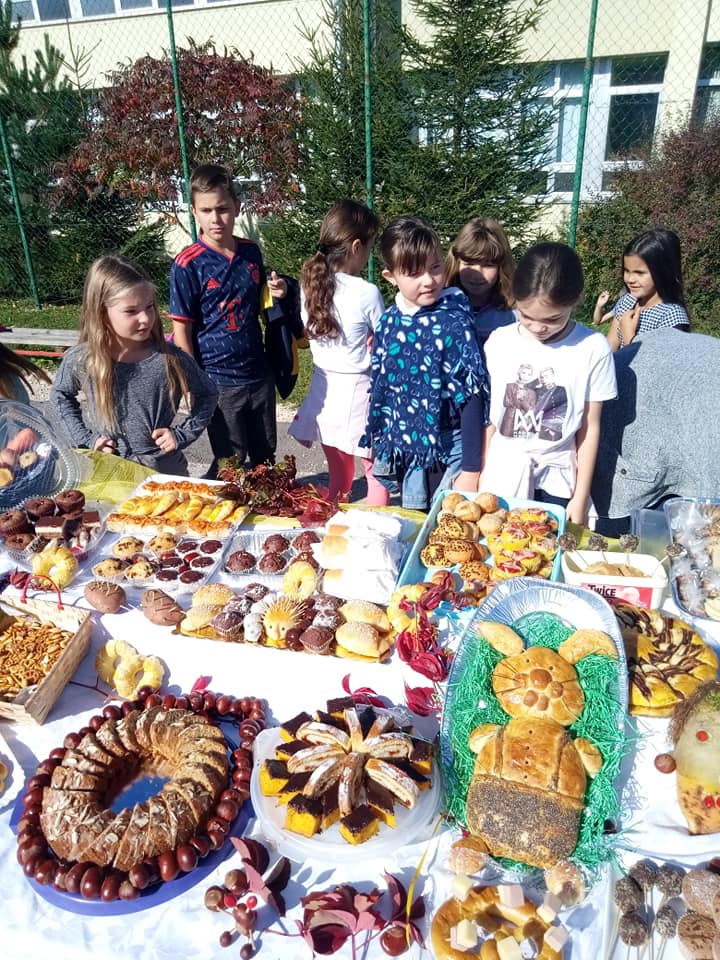 FOTO: Osnovna škola “Glamoč” darovala hranu pučkoj kuhinji u Glamoču