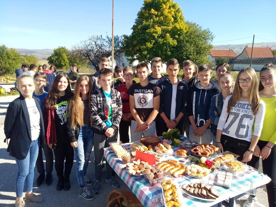 FOTO: Osnovna škola “Glamoč” darovala hranu pučkoj kuhinji u Glamoču