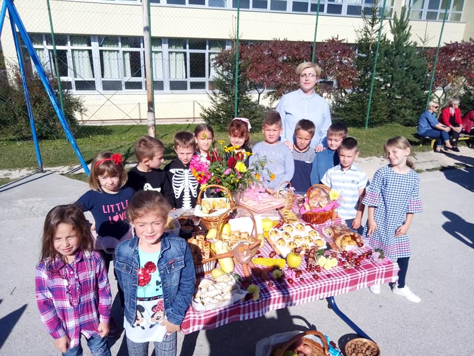 FOTO: Osnovna škola “Glamoč” darovala hranu pučkoj kuhinji u Glamoču