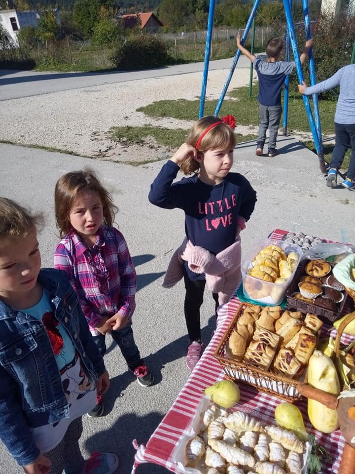 FOTO: Osnovna škola “Glamoč” darovala hranu pučkoj kuhinji u Glamoču