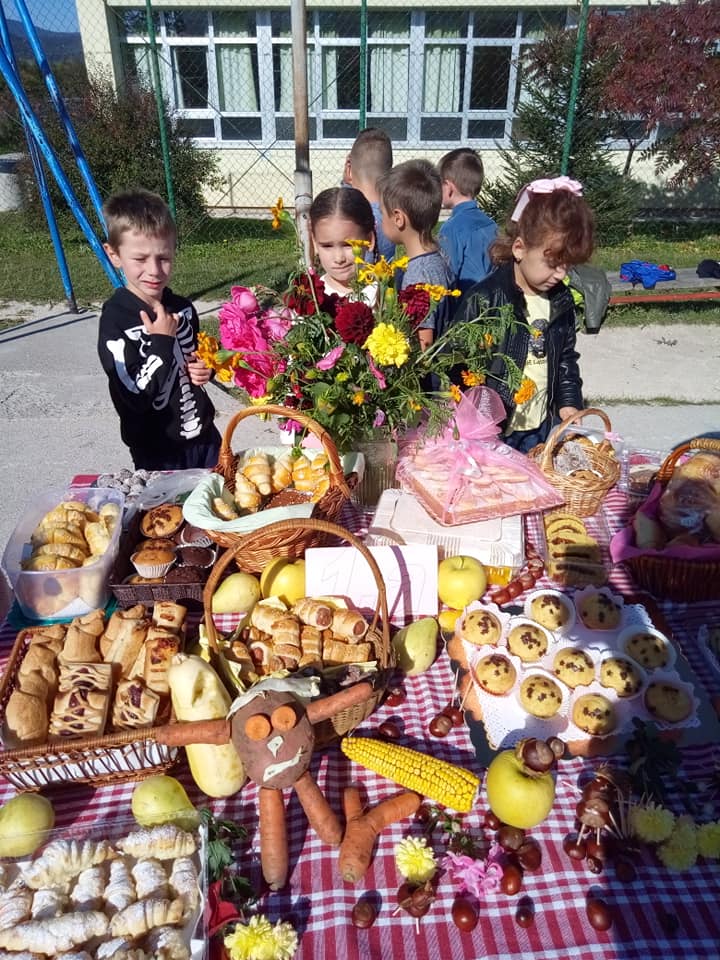 FOTO: Osnovna škola “Glamoč” darovala hranu pučkoj kuhinji u Glamoču