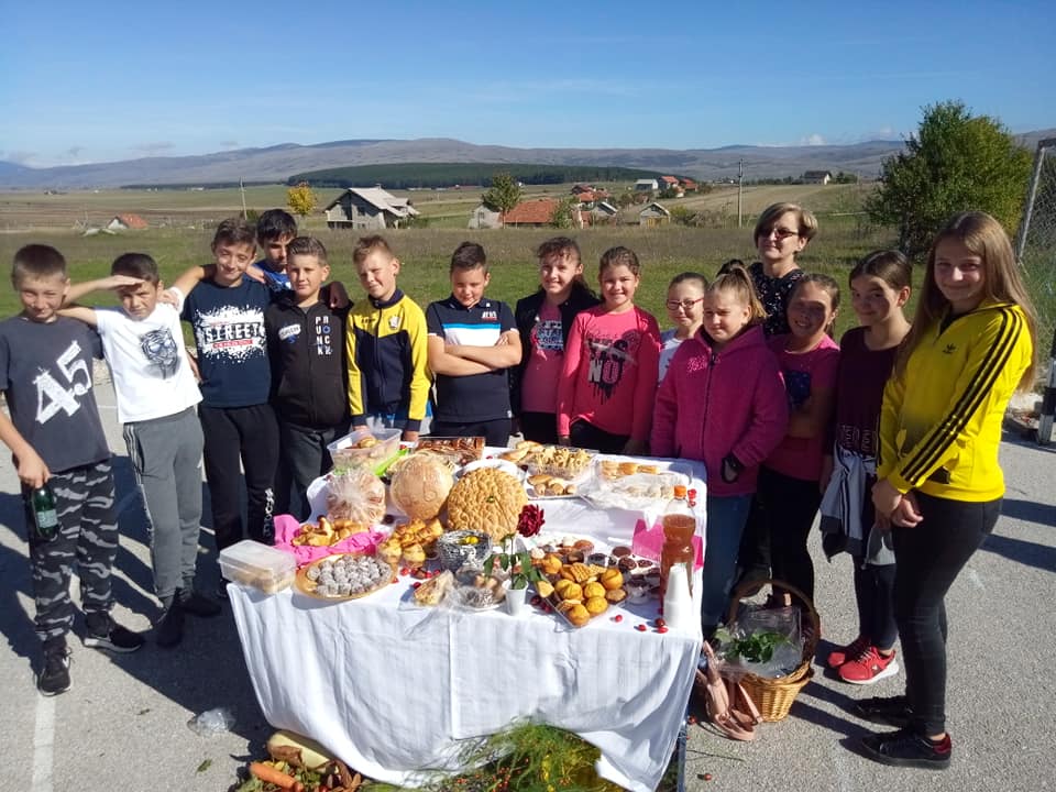 FOTO: Osnovna škola “Glamoč” darovala hranu pučkoj kuhinji u Glamoču