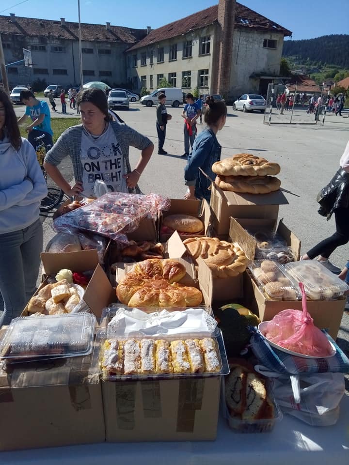 FOTO: Osnovna škola “Glamoč” darovala hranu pučkoj kuhinji u Glamoču