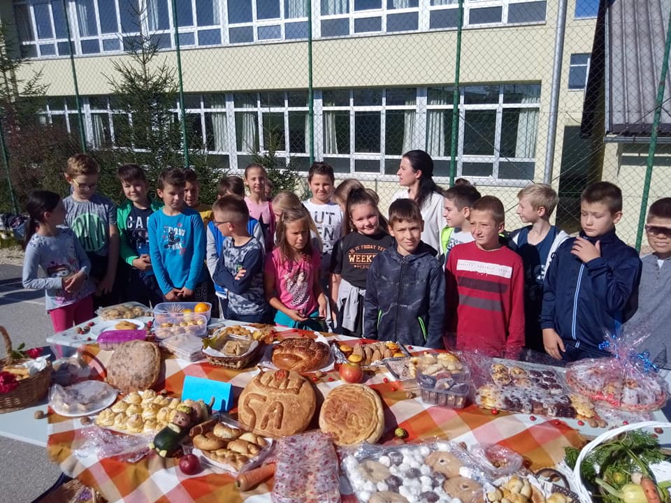 FOTO: Osnovna škola “Glamoč” darovala hranu pučkoj kuhinji u Glamoču