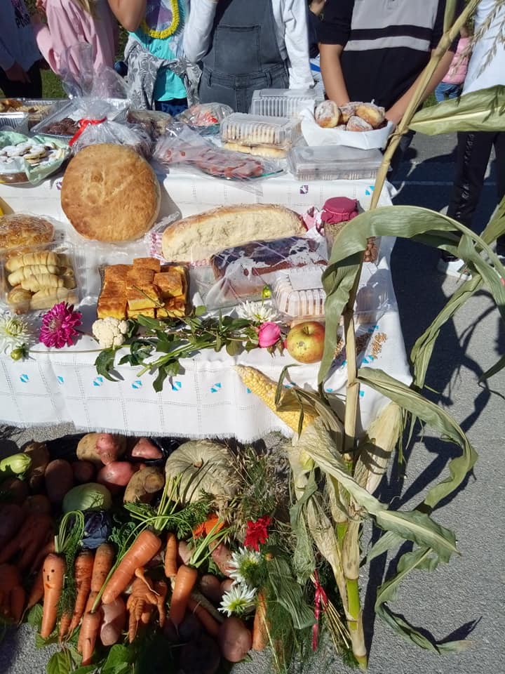 FOTO: Osnovna škola “Glamoč” darovala hranu pučkoj kuhinji u Glamoču