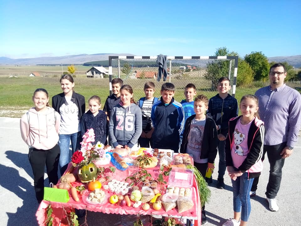 FOTO: Osnovna škola “Glamoč” darovala hranu pučkoj kuhinji u Glamoču