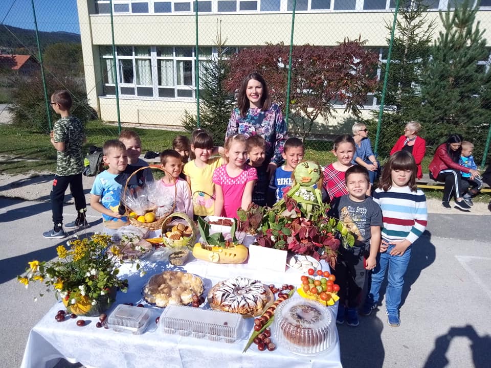 FOTO: Osnovna škola “Glamoč” darovala hranu pučkoj kuhinji u Glamoču