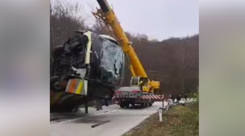 Pogledajte izvlačenje Globtourovog autobusa koji je sletio u Šujici (VIDEO)