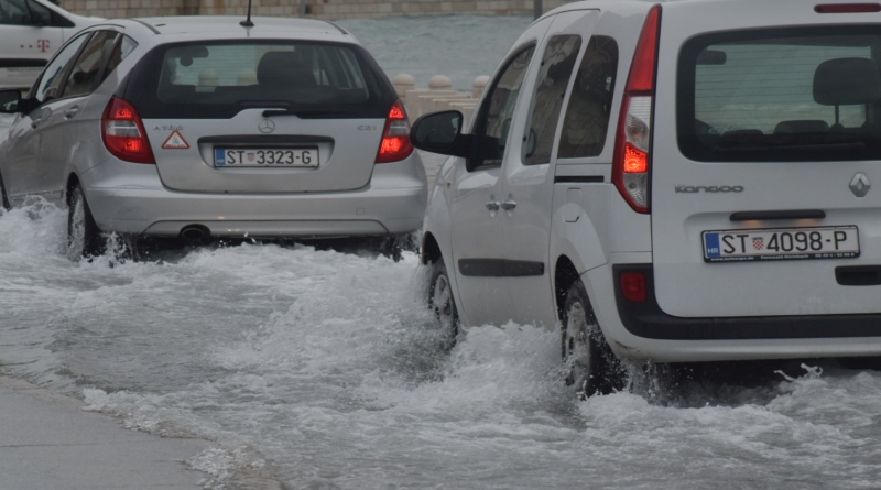 POTOP I NA ČIOVU Objekte od poplave brane daskama, automobilima more do haube