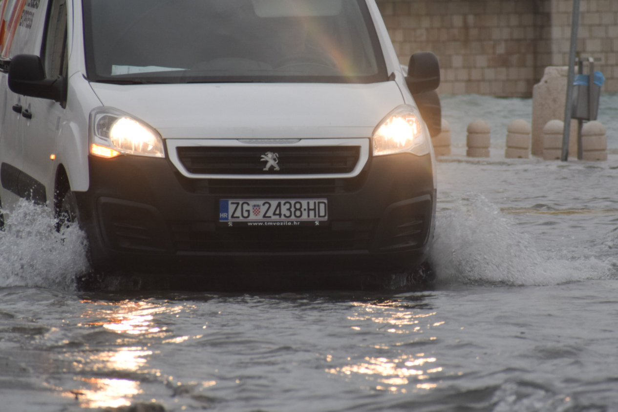 POTOP I NA ČIOVU Objekte od poplave brane daskama, automobilima more do haube