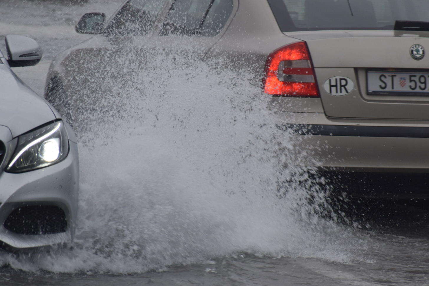 POTOP I NA ČIOVU Objekte od poplave brane daskama, automobilima more do haube