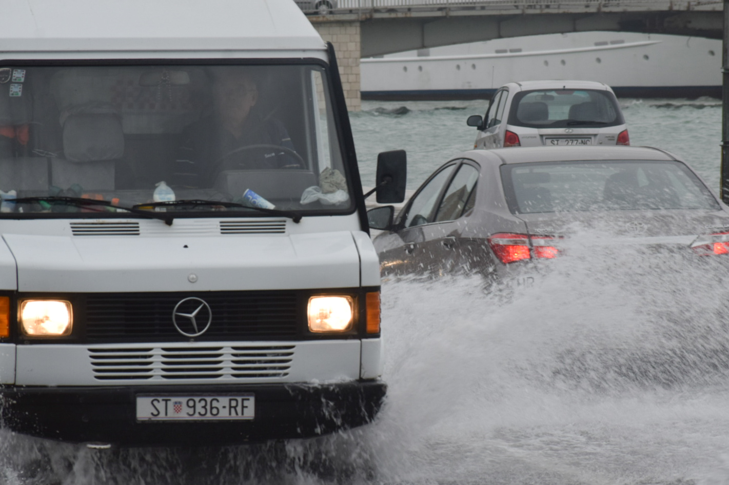 POTOP I NA ČIOVU Objekte od poplave brane daskama, automobilima more do haube