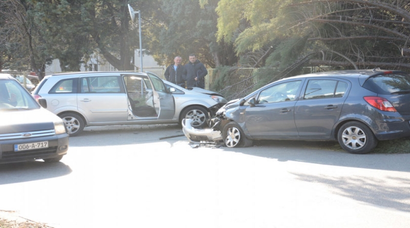 Mostar: Tri osobe ozlijeđene u sudaru dvaju automobila kod bolnice