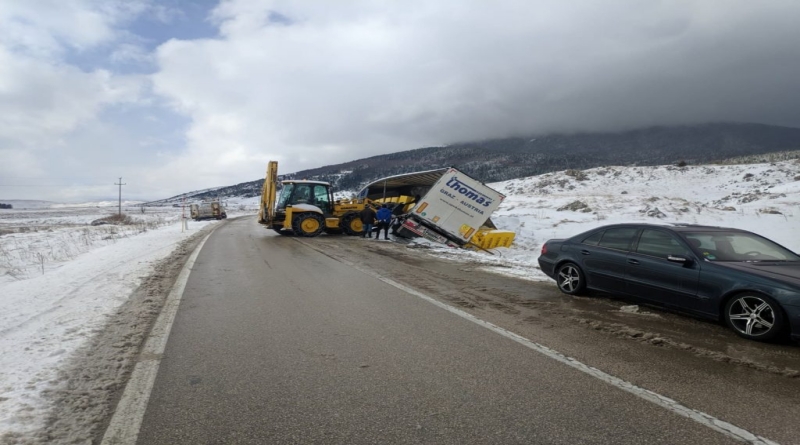 KUPRES: Prevrnuo se kamion, zastoj prometa na putu Kupres- Šujica-Livno