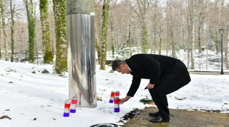 SJEĆANJE NA KRVAVI USKRS: Predsjednik RH Zoran Milanović zapalio svijeću kod spomen-obilježja Josipu Joviću na Plitvičkim jezerima