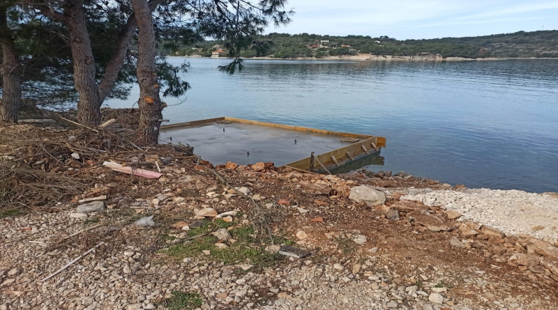 Otočani zgroženi: punac generala Zagorca ispred vikendice na Šolti nalijeva beton i gradi sunčalište na pomorskom dobru