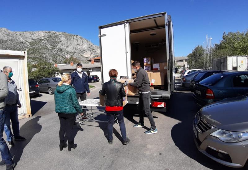 FOTO: Violeta isporučila respiratore i zaštitnu opremu mostarskim bolnicama