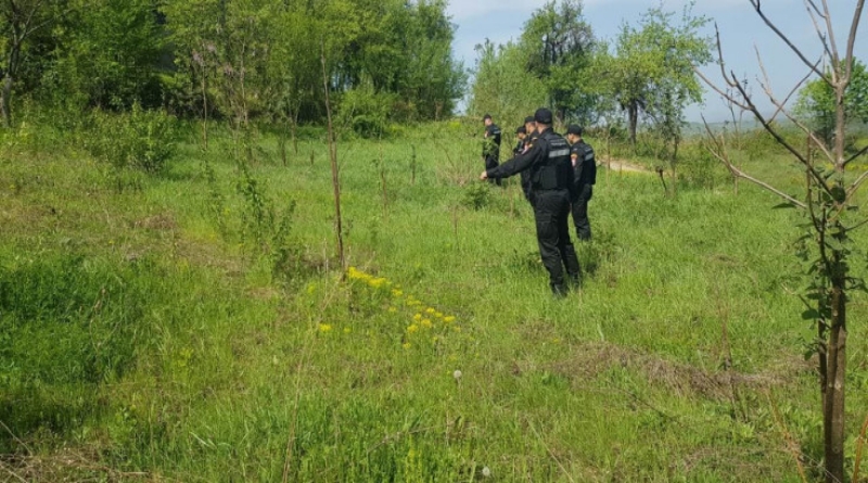 Dignut helikopter, specijalci na terenu: Migrant potegao pištolj na policajku, ona ispalila hitac