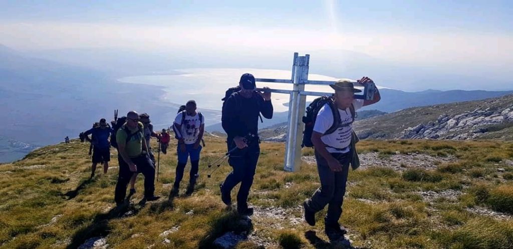 SVAKA ČAST: Postavljen križ na Konju, najvišem vrhu Kamešnice (1856 m.n.v.)