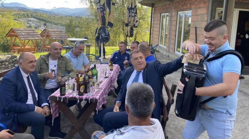 Dodik u Istočnom Sarajevu popio pivo i plaćao harmonikaša