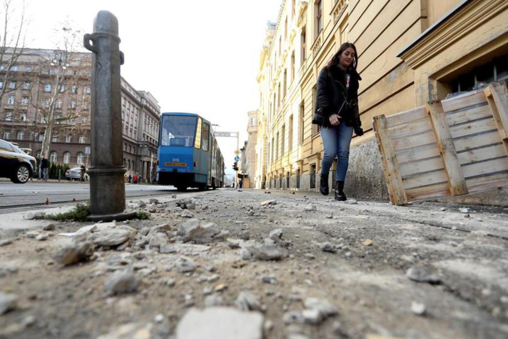 Pogledajte prizore iz razrušene Petrinje: Vojska je na terenu, stigli Plenković i Milanović