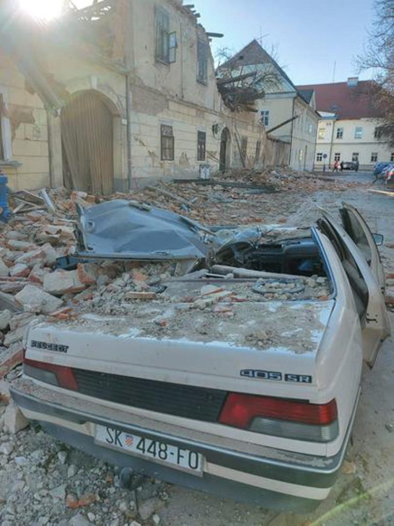 Pogledajte prizore iz razrušene Petrinje: Vojska je na terenu, stigli Plenković i Milanović