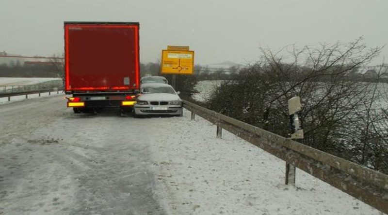 Spasio vozačicu u nesvjesti vještim potezom: Vozač 'zarobio' auto svojim kamionom