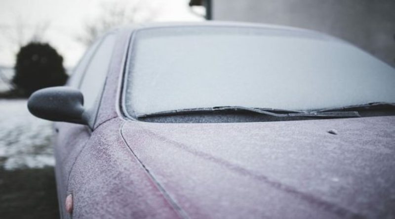 Fenom pokušao odlediti automobil pa ga gotovo cijelog zapalio