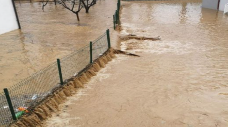 TOMISLAVGRAD: Zbog bujičnih voda i leda na dionici ceste od Luga do Oplećana je otežano kretanje