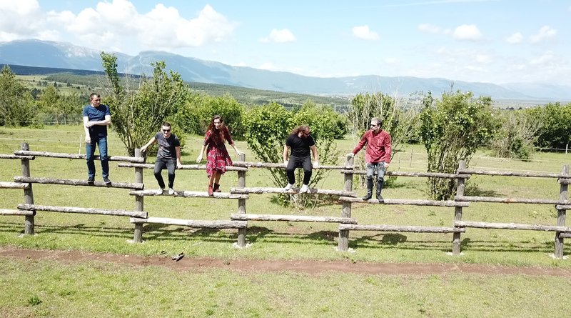 LIVNO: 4 Hombres & Flowery ohrabruju nas moćnim novim singlom "Reci novom danu zdravo"