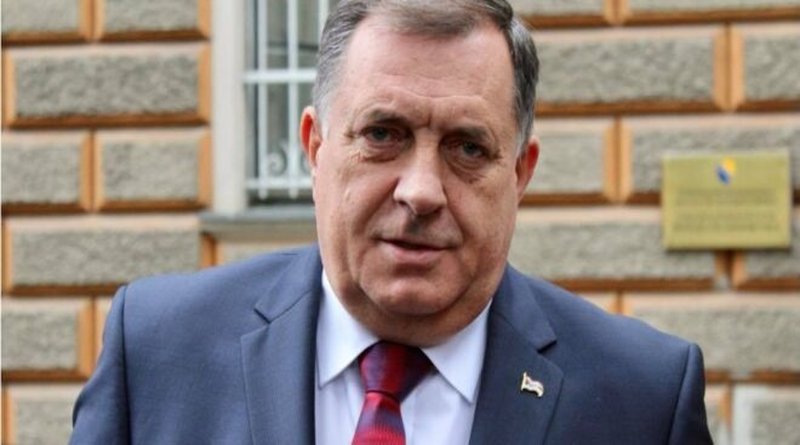 Dodik: Pozivam vas da zapjevamo! Novinar: Koju pjesmu? Dodik: Nema te više Alija