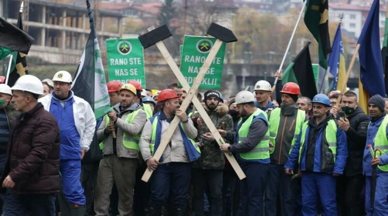 Rudari ispred zgrade Vlade Federacije BiH s bakljama i transparentima